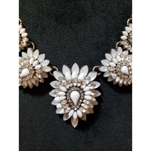 Loft Womens Fashion Floral Crystal Stone Necklace Jewelry with Lobster Clasp - Picture 3 of 6